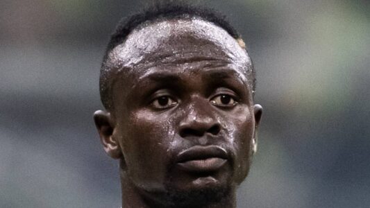 لاعب النصر ساديو ماني يحتفل بتسجيل هدف