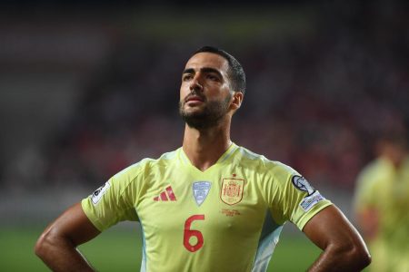 لاعب كرة قدم في منتصف الملعب يرتدي قميص أرسنال