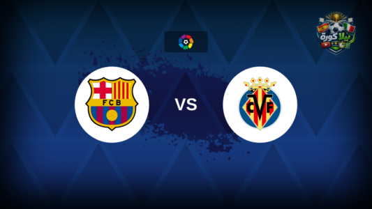 لاعبو برشلونة وفياريال يتنافسون على الكرة في مباراة بالدوري الإسباني