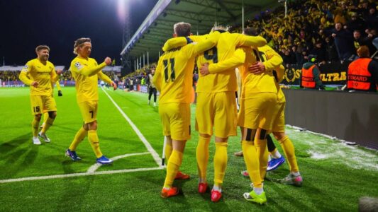 لاعبو بودو/غليمت يحتفلون بتسجيل هدف ضد إنتر ميلان في دوري أبطال أوروبا