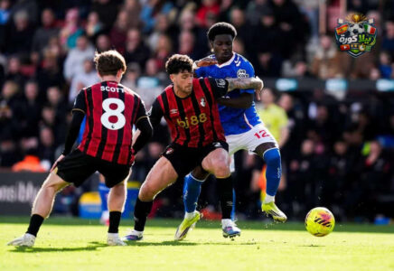 لاعبو بورنموث وسندرلاند يتنافسون على الكرة في مباراة بالدوري الإنجليزي