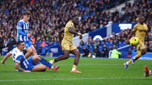 إسماعيل سار لاعب كريستال بالاس يحتفل بتسجيل هدف ضد برايتون