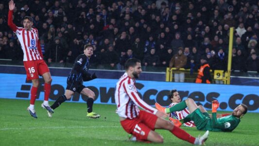 لاعبو كرة قدم يحتفلون بهدف في دوري أبطال أوروبا