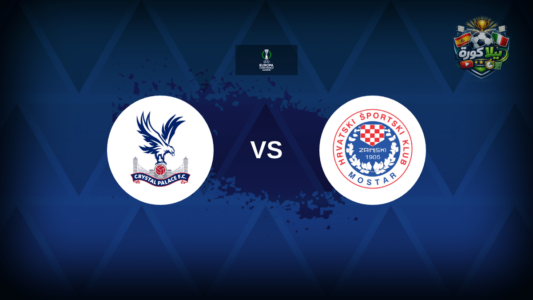 لاعبو كريستال بالاس وزرينيسكي موستار يتنافسون على الكرة في الملعب