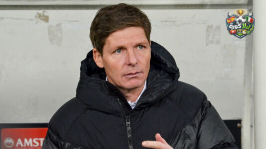 لاعبو كريستال بالاس وزرينيسكي موستار في الملعب قبل المباراة