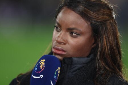 صورة لإيني ألكو تتحدث في مؤتمر صحفي