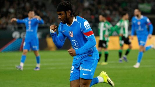 لاعب كرة قدم يحتفل بتسجيل هدف في مباراة أوروبية