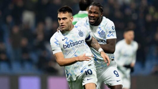 لاعبو إنتر ميلان يحتفلون بتسجيل هدف في مباراة بالدوري الإيطالي