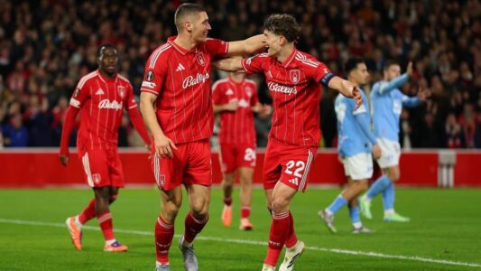 لاعبو فنربخشة ونوتنغهام فورست في الملعب قبل المباراة