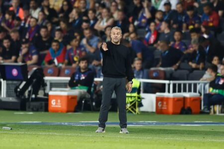 مدرب برشلونة هانزي فليك يتحدث خلال مؤتمر صحفي