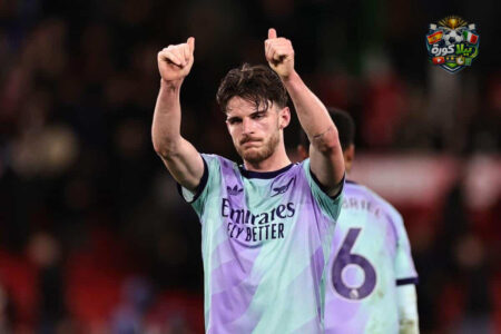 لاعبو كرة قدم في الملعب خلال مباراة في الدوري الإنجليزي الممتاز