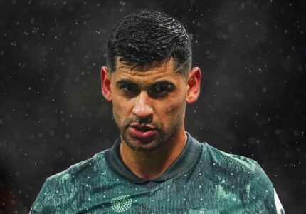 لاعبو كرة قدم في الملعب خلال مباراة FPL 2025/26