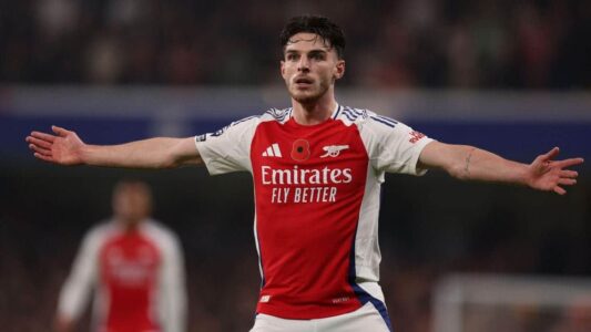 لاعبو كرة قدم يحتفلون بتسجيل هدف في مباراة فانتازي الدوري الإنجليزي