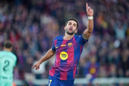 لاعبو جيرونا وبرشلونة في الملعب خلال مباراة بالدوري الإسباني