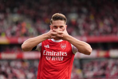 مهاجم أرسنال فيكتور جوكيريس يحتفل بتسجيل هدف