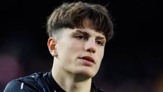 لاعبو هال سيتي وتشيلسي يتنافسون على الكرة في مباراة بكأس الاتحاد الإنجليزي