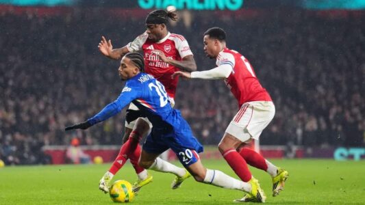 جون تيري يصور نفسه وهو يشاهد مباراة بين أرسنال وتشيلسي