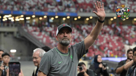 يورجن كلوب يبتسم خلال مؤتمر صحفي