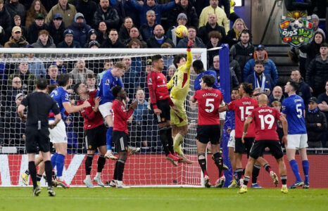 حارس مانشستر يونايتد سيني لامينس يتصدى لكرة