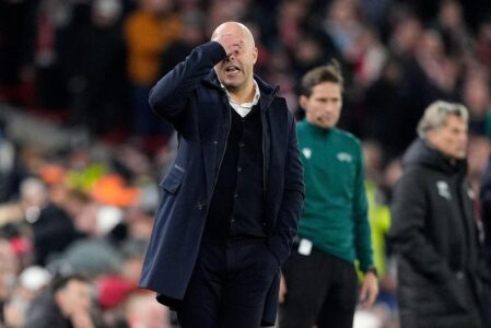 أرني سلوت مدرب ليفربول يتحدث خلال مؤتمر صحفي