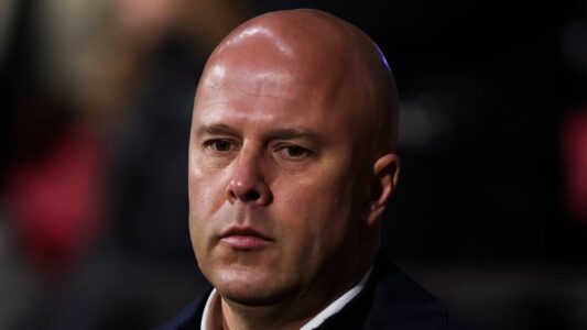 لاعبو ليفربول وبرايتون يتنافسون على الكرة في مباراة بكأس الاتحاد الإنجليزي