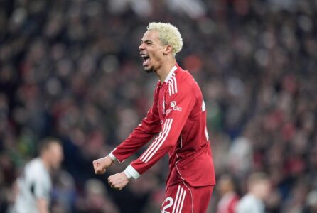 لاعبو ليفربول ومانشستر سيتي يتنافسون على الكرة في ملعب أنفيلد