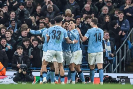 لاعبو مانشستر سيتي يحتفلون بهدف ضد نيوكاسل يونايتد في كأس الرابطة الإنجليزية