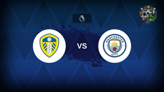 لاعبو مانشستر سيتي وليدز يونايتد يتنافسون على الكرة في مباراة بالدوري الإنجليزي