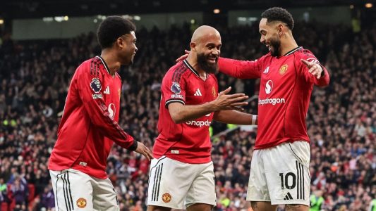 لاعب مانشستر يونايتد بنجامين سيسكو يحتفل بتسجيل هدف الفوز ضد فولهام