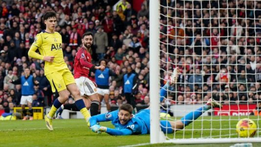 لاعبو مانشستر يونايتد يحتفلون بهدف ضد توتنهام