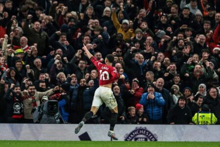 لاعبو مانشستر يونايتد وويست هام يتنافسون على الكرة في الملعب