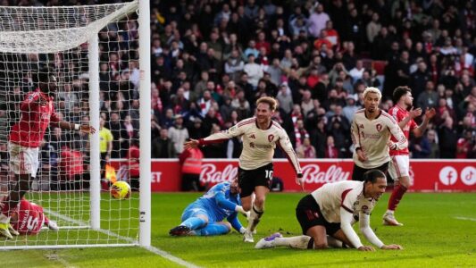 أليكسيس ماك أليستر يحتفل بتسجيل هدف الفوز لليفربول ضد نوتنغهام فورست