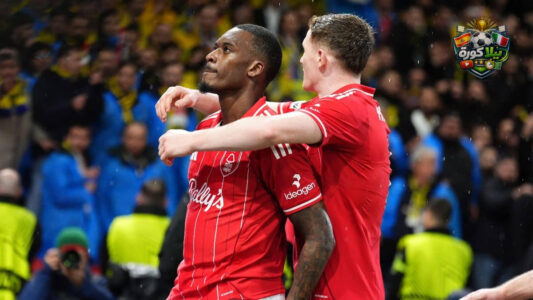 لاعبو نوتنغهام فورست يحتفلون بالتأهل لدور الـ 16 في الدوري الأوروبي