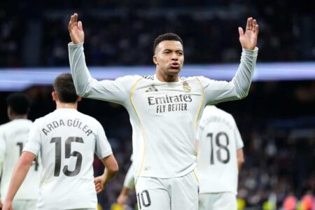 لاعبو ريال مدريد يحتفلون بهدف ضد أوساسونا في الدوري الإسباني