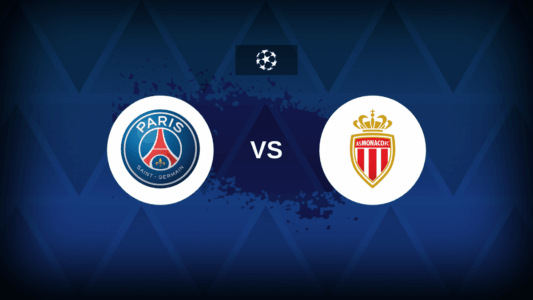 لاعبو باريس سان جيرمان وموناكو يتنافسون على الكرة في مباراة بدوري أبطال أوروبا