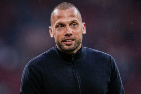 ماوريسيو بوتشيتينو يبتسم على خط التماس خلال مباراة لتوتنهام