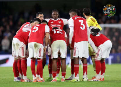 لاعبو كرة قدم يتنافسون على الكرة في ملعب الدوري الإنجليزي الممتاز