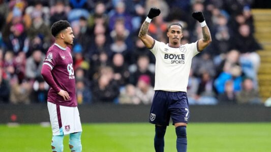 لاعبو وست هام يحتفلون بهدف في مباراة ضد بيرنلي