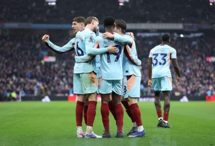 لاعبو برينتفورد يحتفلون بهدف الفوز على أستون فيلا في الدوري الإنجليزي الممتاز