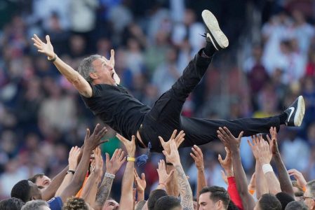 لاعبو باريس سان جيرمان يحتفلون بهدف في دوري أبطال أوروبا