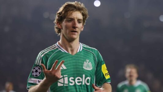 لاعبو نيوكاسل يحتفلون بتسجيل هدف ضد قره باغ