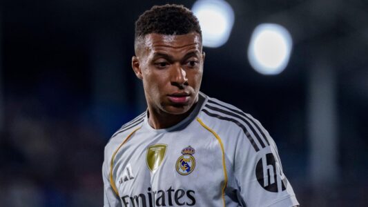 لاعبو ريال مدريد يحتفلون بهدف ضد ريال سوسيداد