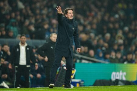 صورة لميكيل أرتيتا يتحدث عن إقالة توماس فرانك من تدريب توتنهام