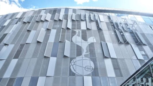 مشجعو توتنهام يعبرون عن غضبهم أمام ملعب النادي