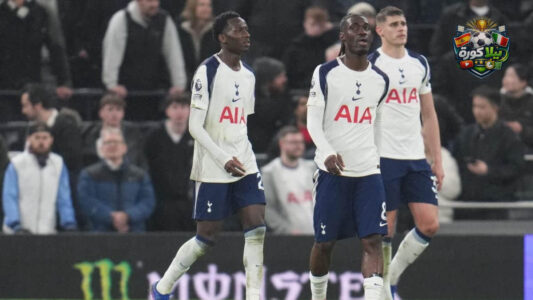 مدرب توتنهام إيجور تودور يتحدث للاعبيه في الملعب