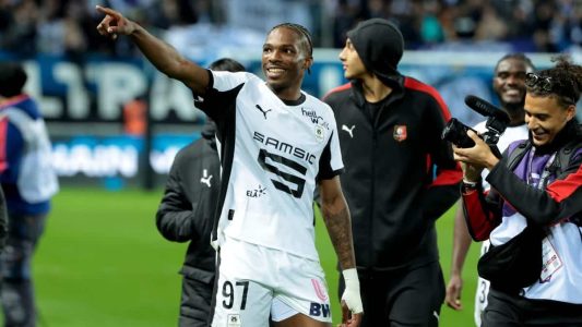 لاعب كرة قدم يحتفل بهدف في يوم الانتقالات