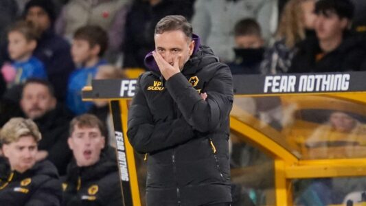 صورة المدرب فيتور بيريرا يرتدي بدلة رسمية ويقف أمام شعار نوتنغهام فورست