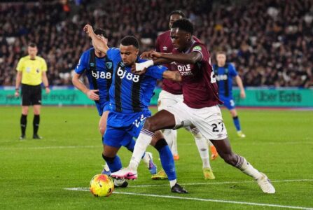 لاعبو وست هام وبورنموث يتنافسون على الكرة في مباراة بالدوري الإنجليزي