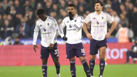 لاعب مانشستر يونايتد بنجامين سيسكو يحتفل بتسجيل هدف التعادل ضد وست هام