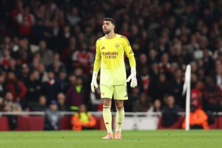 لاعبو وولفرهامبتون وأرسنال يتنافسون على الكرة في الملعب